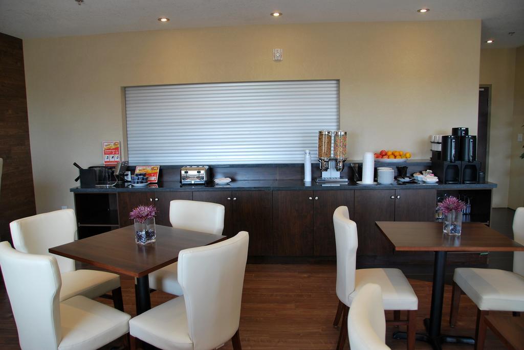 Days Inn By Wyndham Regina Airport West Eksteriør bilde